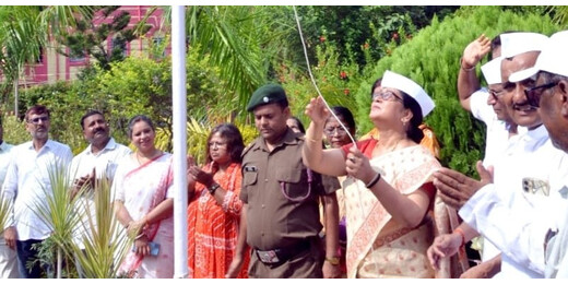लंगट सिंह कॉलेज में शान से लहराया तिरंगा, प्राचार्या ने दिया राष्ट्र निर्माण का संदेश